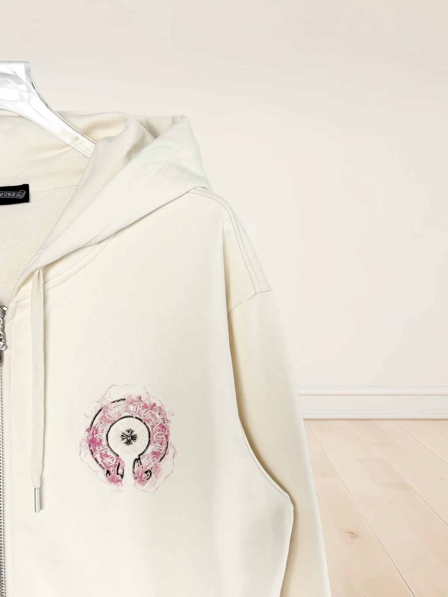 P390 [High Quality] Chrome Hearts Embroidered Horseshoe Rivets🪡+Watermark Letters‼ ️Hooded open-chest sweatshirt *Customized 420g terry cotton fabric, soft, skin-friendly and comfortable *Embroidery process: front horseshoe print + rivet embroidery *A very simple and elegant classic continuation. It is unparalleled in terms of upper body comfort, interpreting your luxury and taste, and creating your fashion style and charm. Three complete standards. Same style for men and women. 𝐂𝐎𝐋𝐎𝐔𝐑: black/light yellow 𝐒𝐈𝐙𝐄: S-XL
